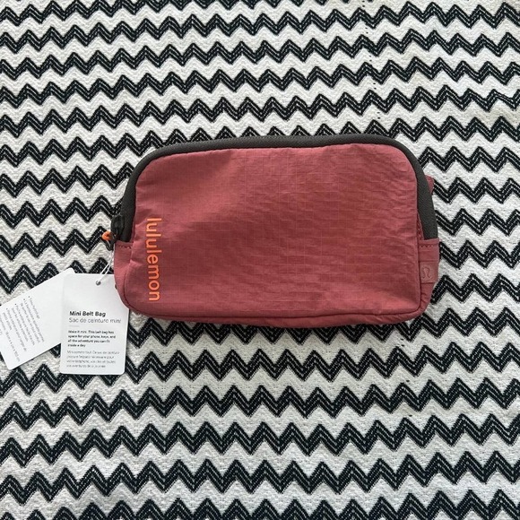 BUNDLE NWT Mini Belt Bag & Never Lost Keychain - Picture 4 of 16